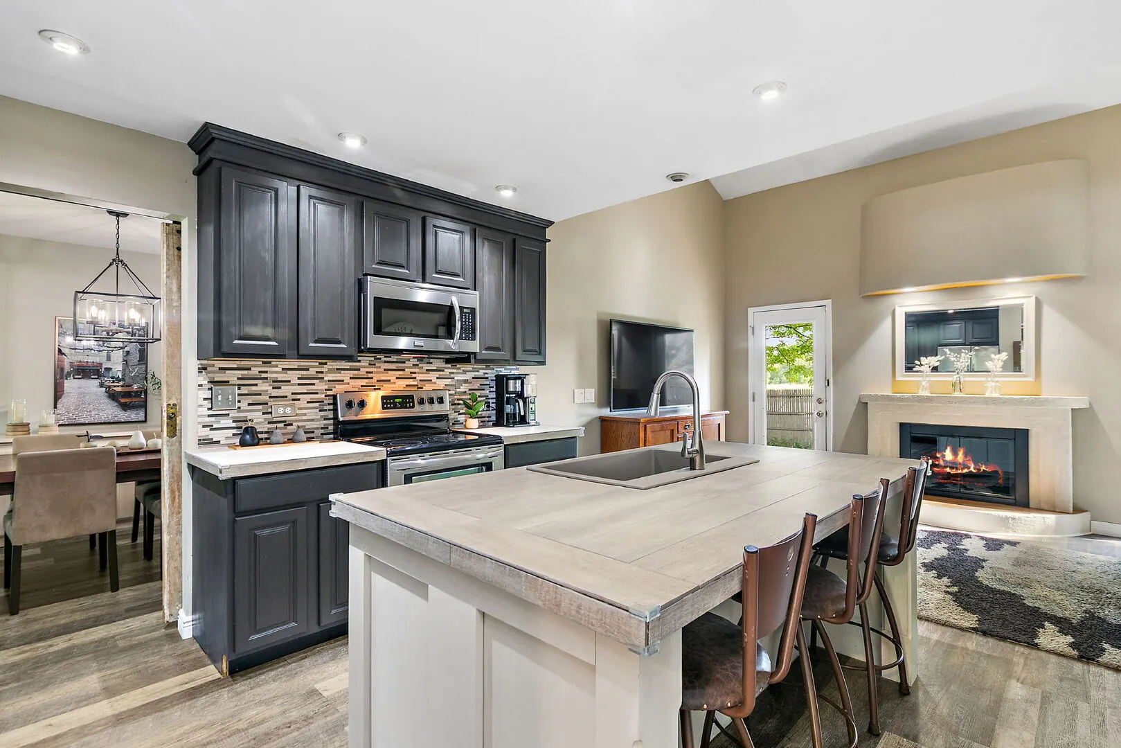 822 Woodbine Circle IL
