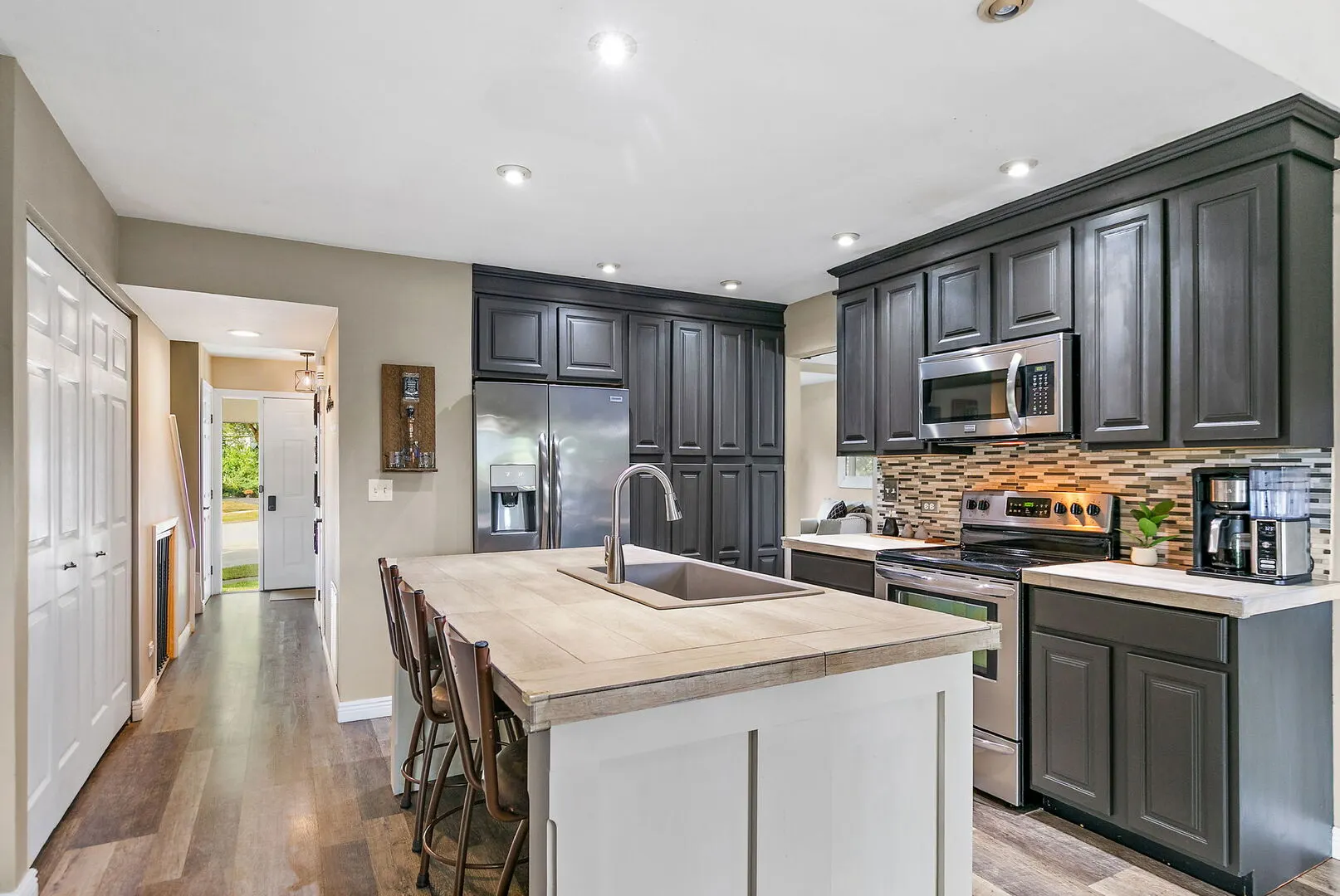822 Woodbine Circle IL