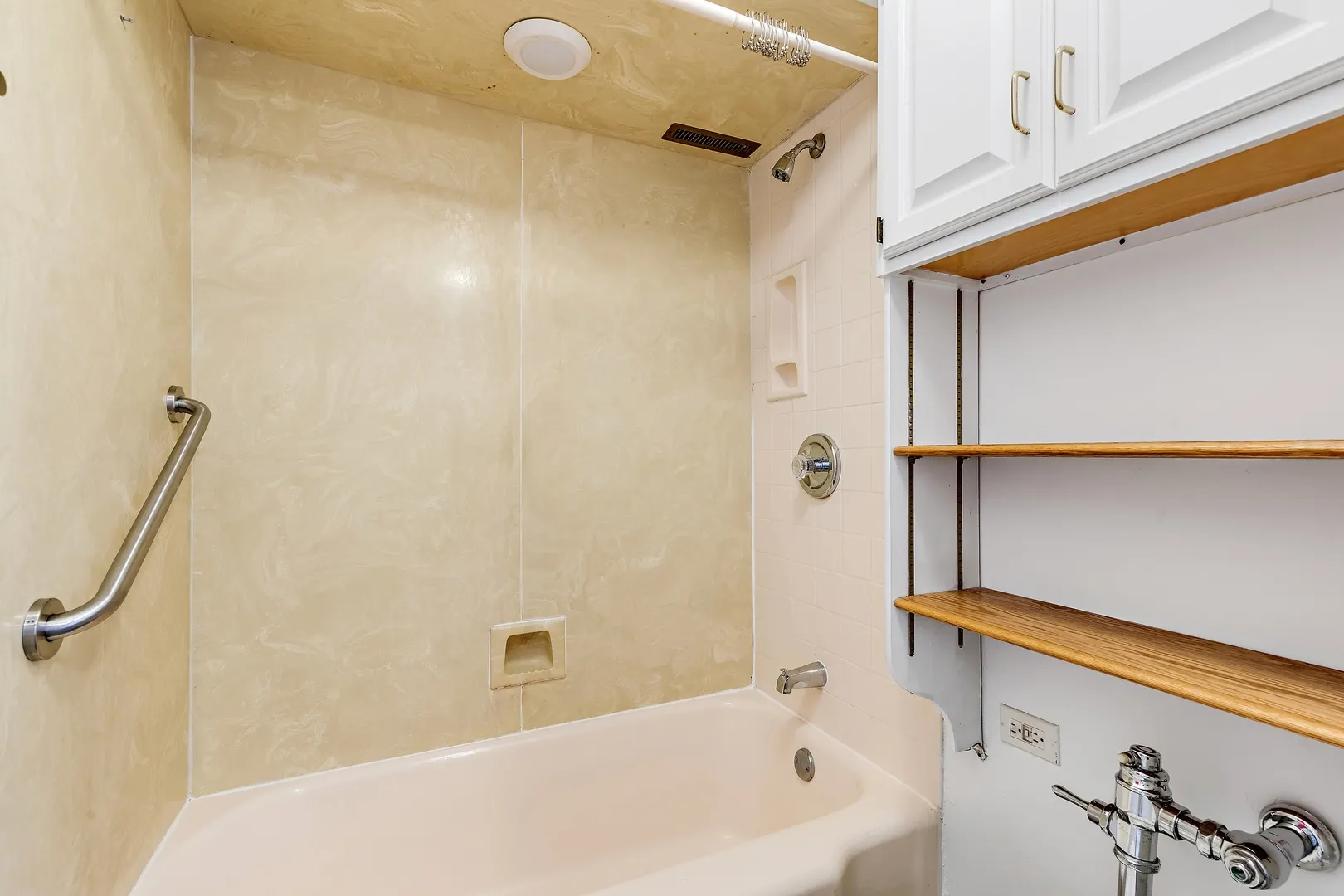 535 N MICHIGAN Avenue 1009 IL