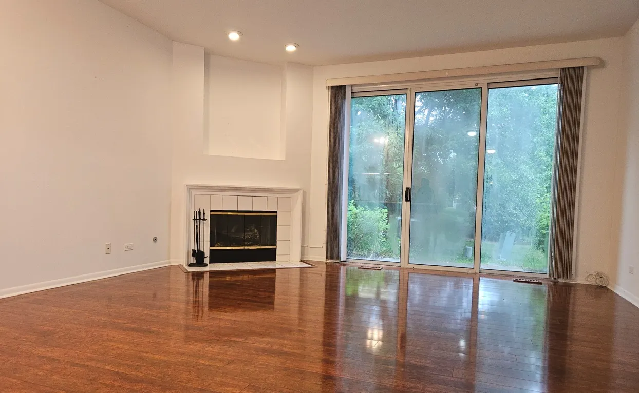 519 WOODCREST Drive IL