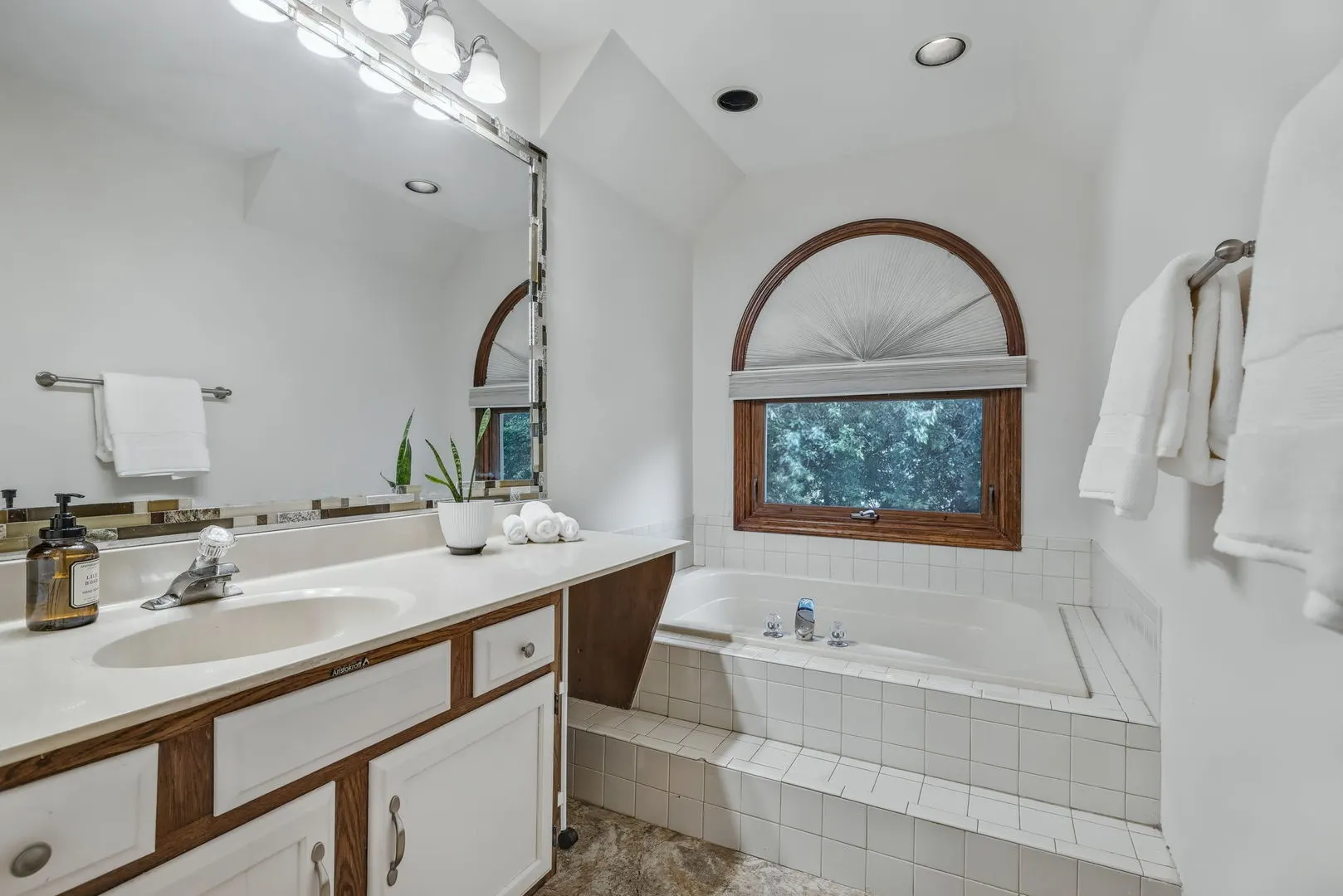 2483 Lakeside Drive IL