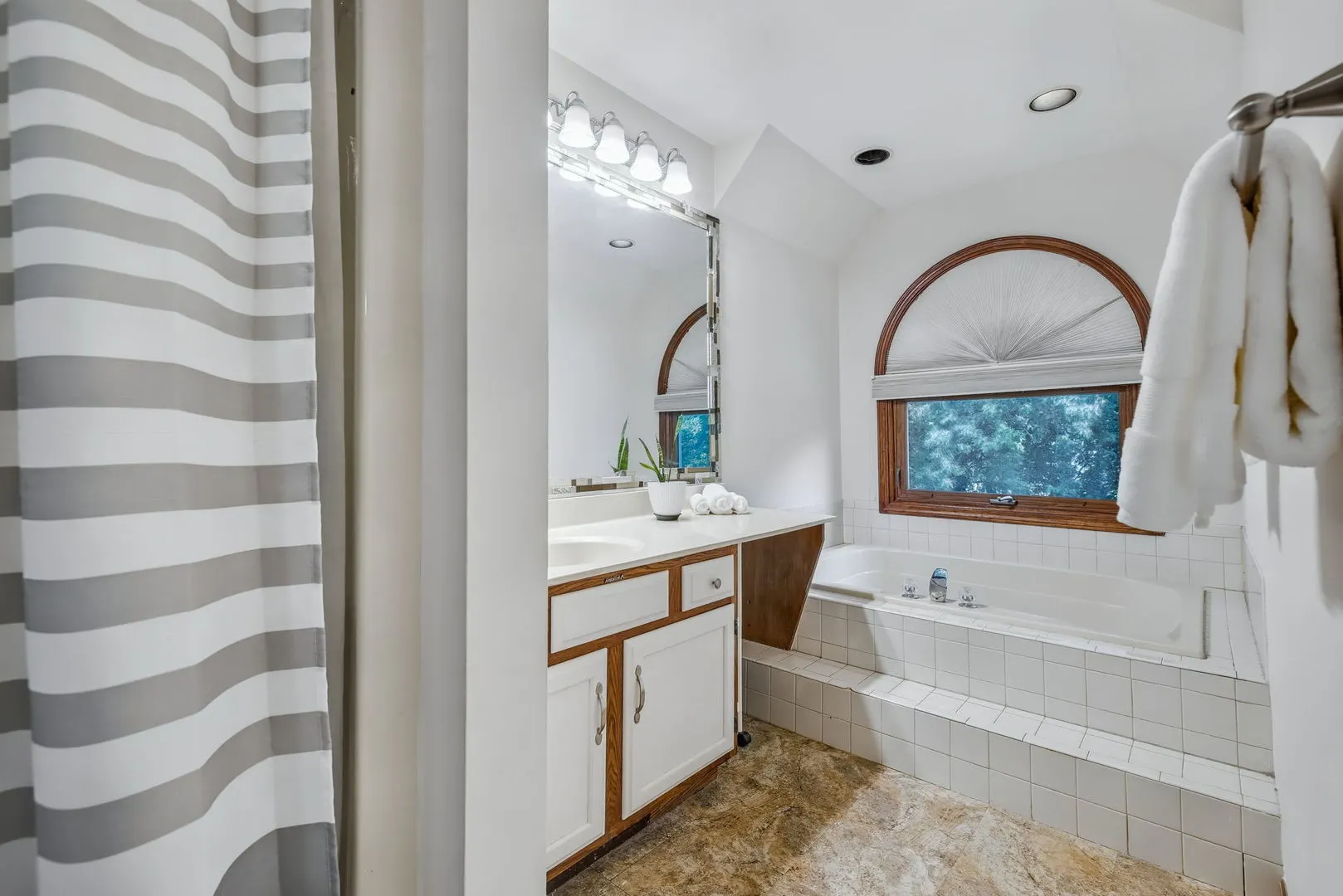 2483 Lakeside Drive IL