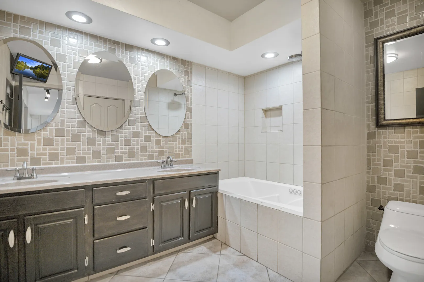 117 Oneida Court IL