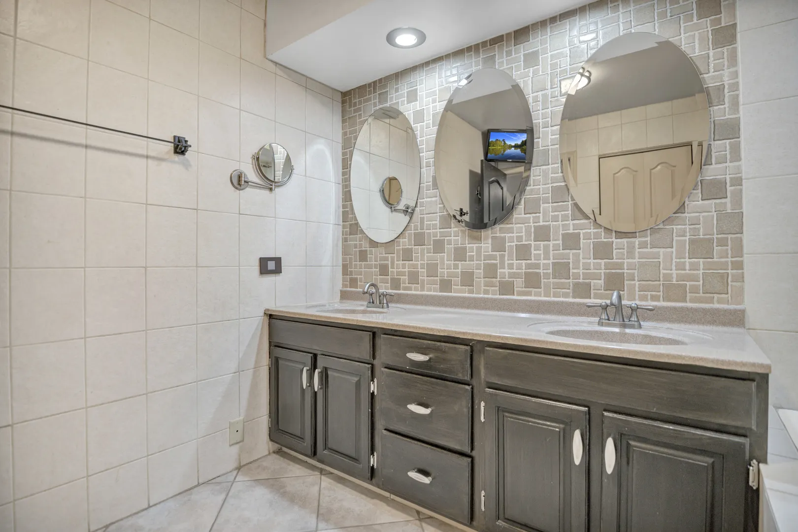 117 Oneida Court IL