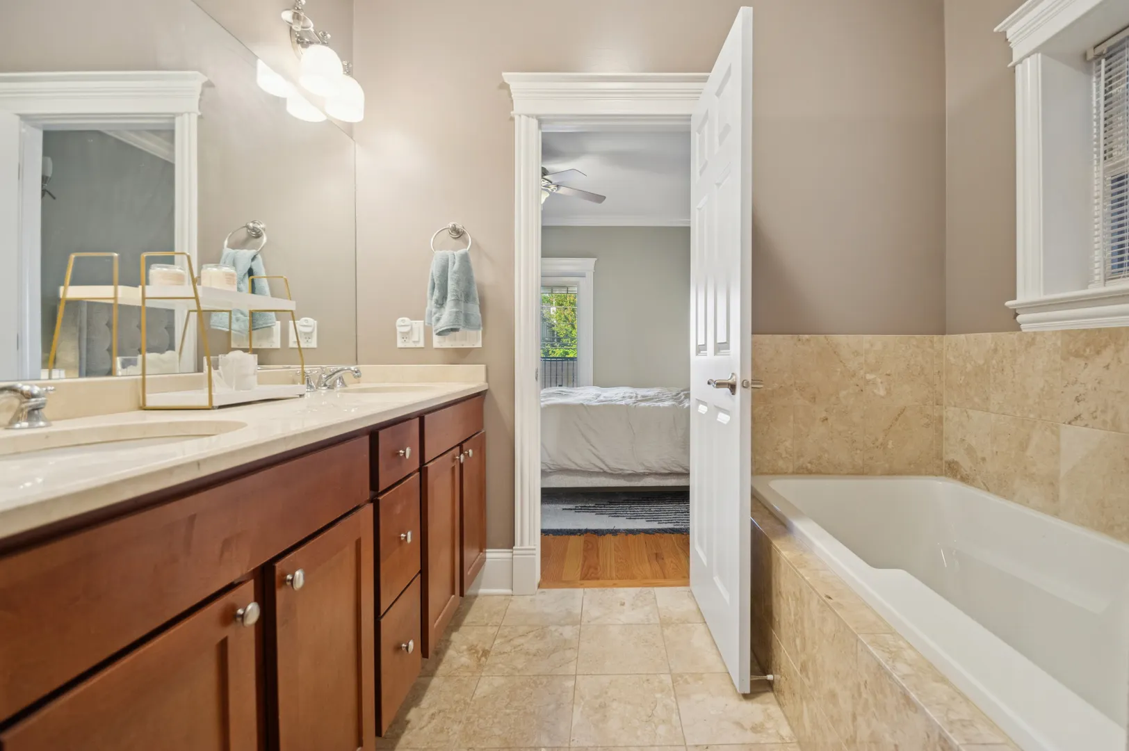 2250 W Foster Avenue 2E IL