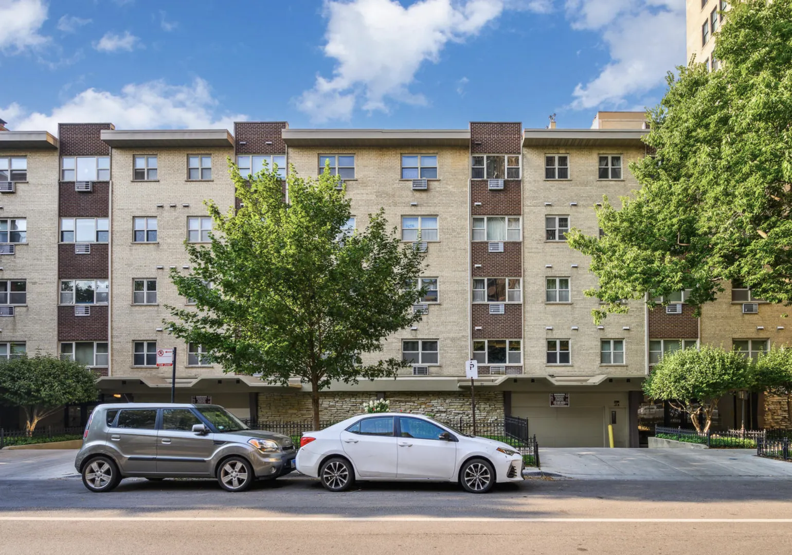 420 W Aldine Avenue 401 IL