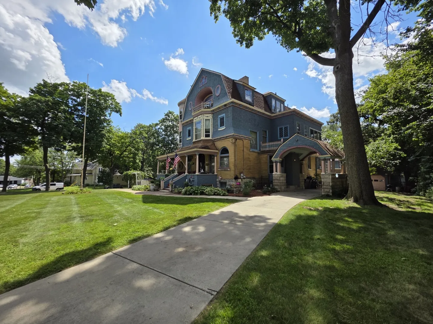 705 W Highland Avenue IL