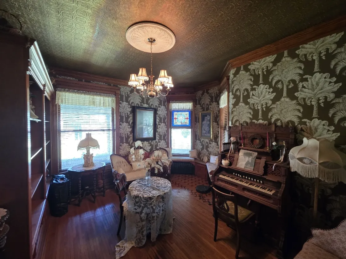 705 W Highland Avenue IL