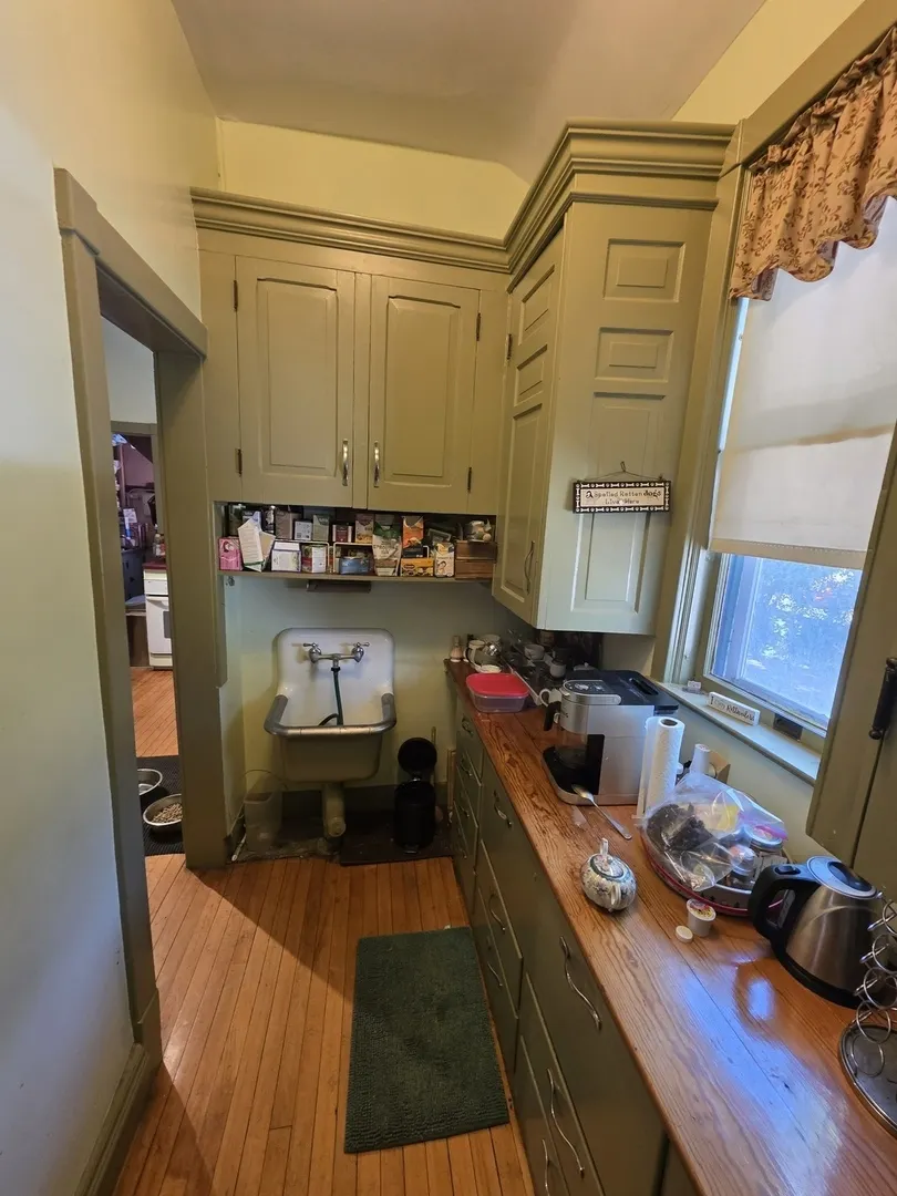 705 W Highland Avenue IL