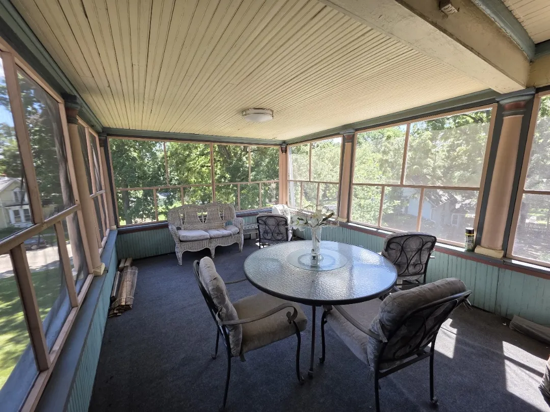 705 W Highland Avenue IL