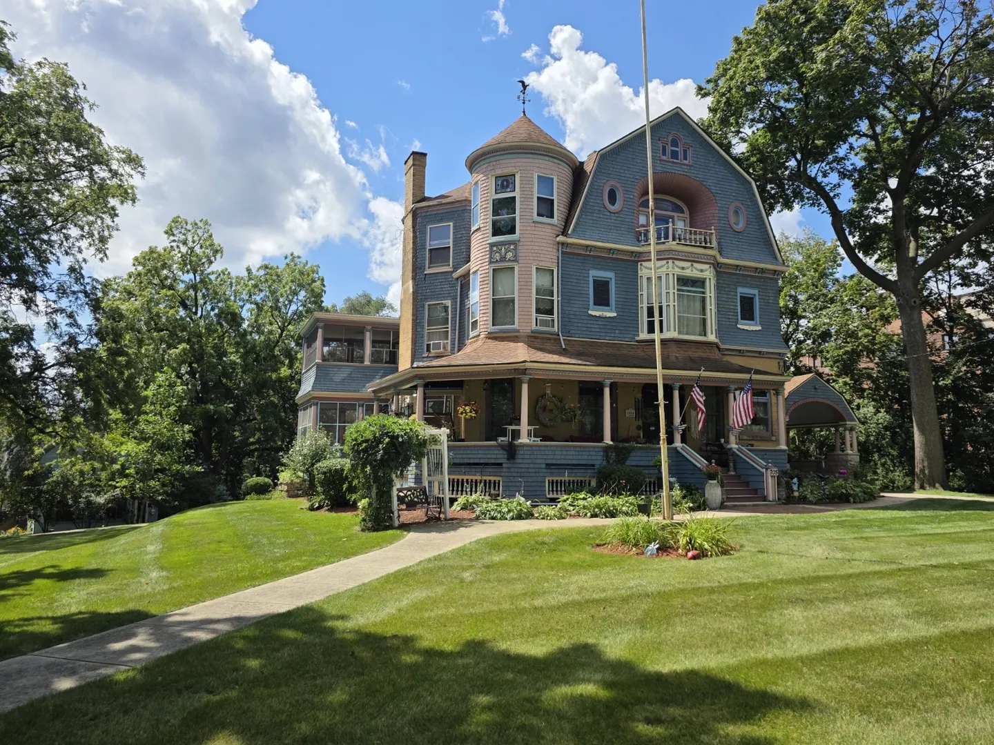705 W Highland Avenue IL