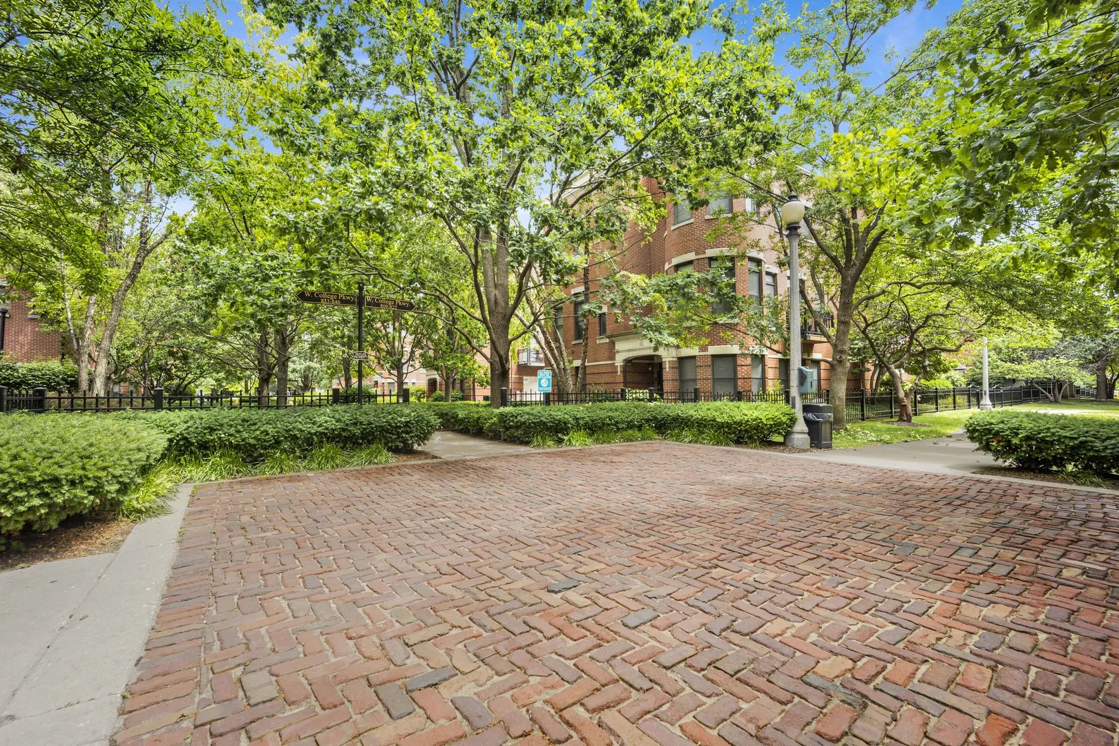 1111 W 15TH Street 224 IL