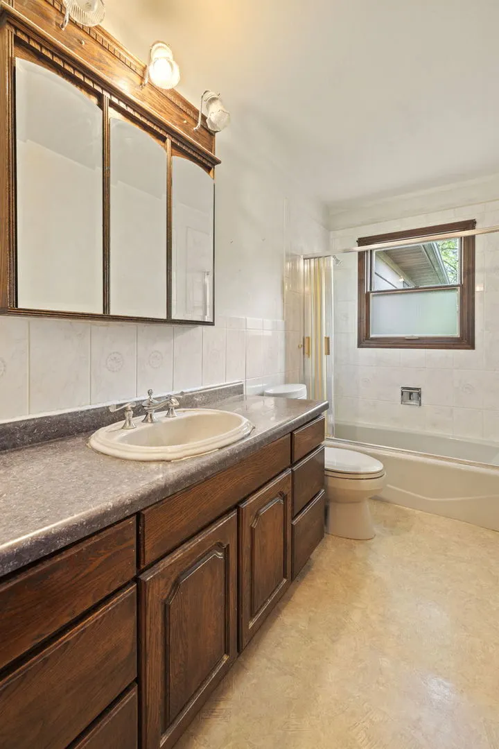 1430 S Blackhawk Avenue IL