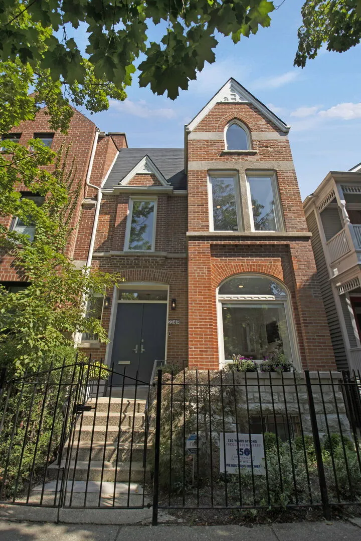 2249 N Geneva Terrace IL
