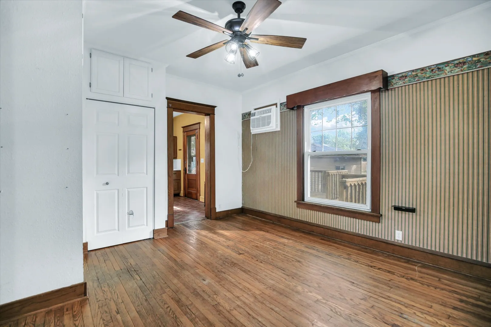 206 E Illinois Street IL