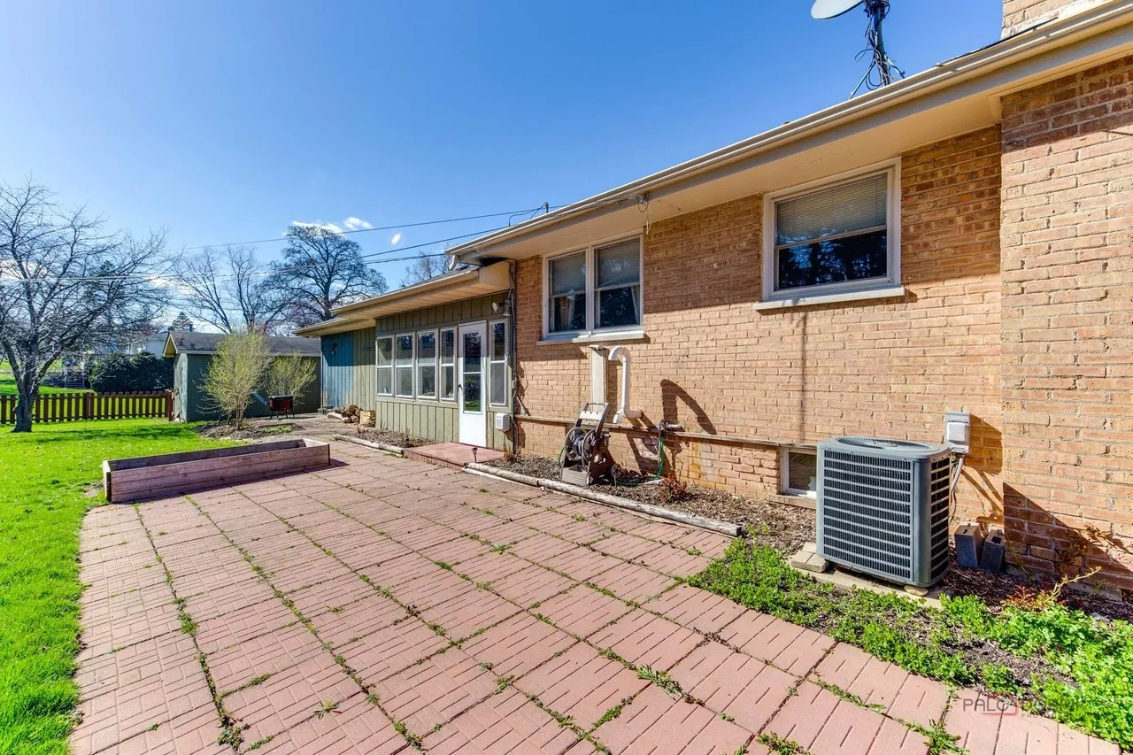 23W073 Dickens Avenue IL
