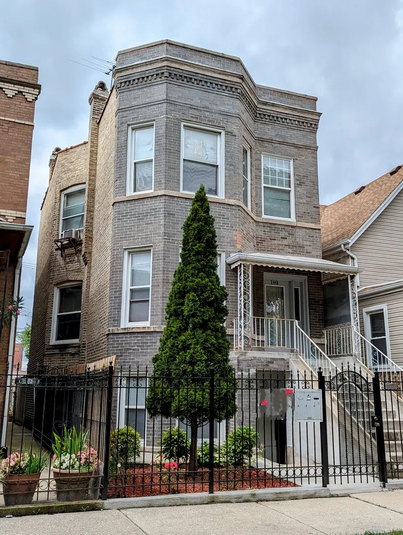 2440 N Harding Avenue G IL