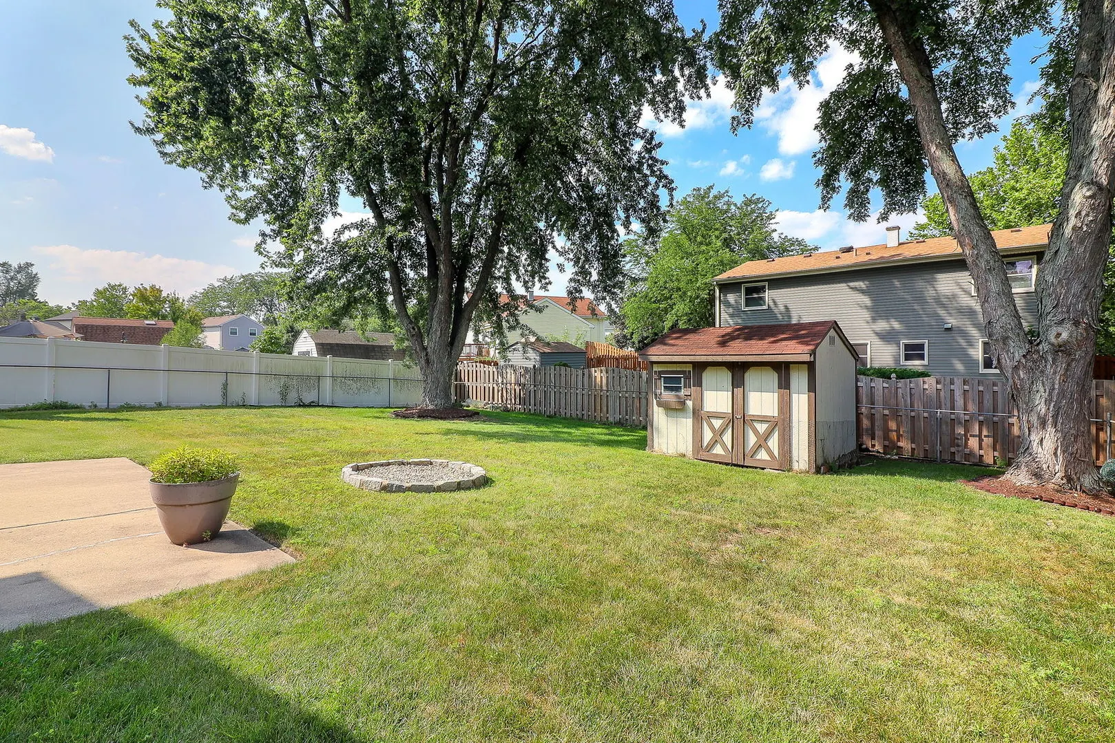 812 W Appletree Lane IL