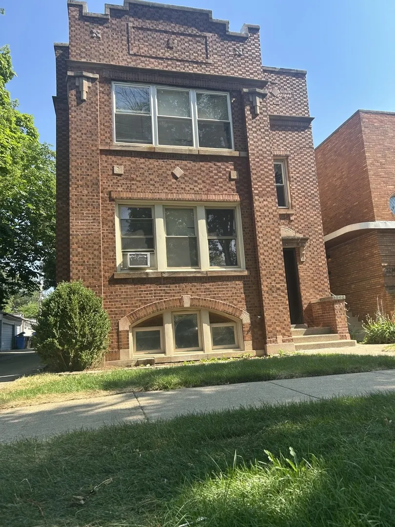 3240 W Victoria Street IL