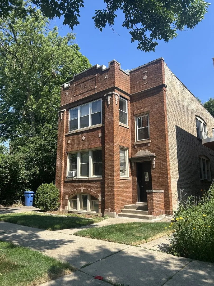 3240 W Victoria Street IL