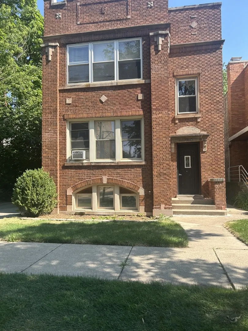 3240 W Victoria Street IL