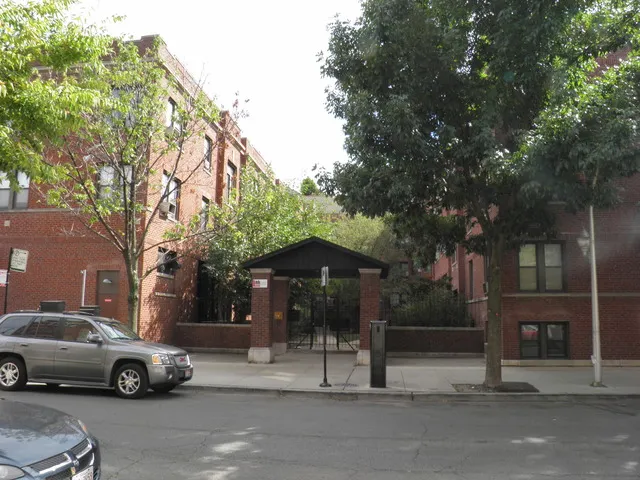 807 W Cornelia Avenue 2E IL