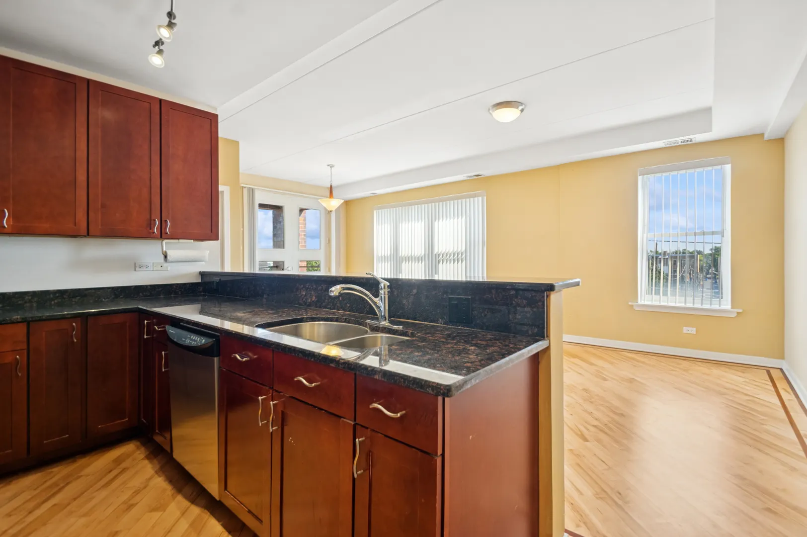 3611 W Montrose Avenue 405 IL