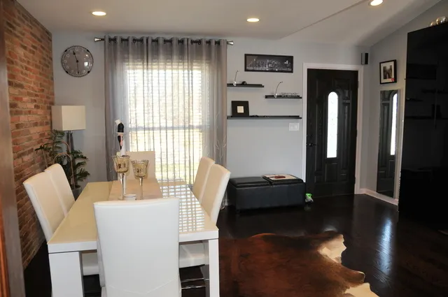 404 SOUTHWOOD Circle IL
