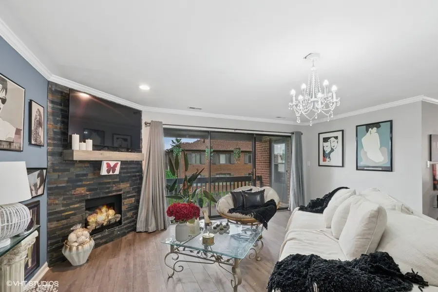 48 Parliament Drive W 132 IL