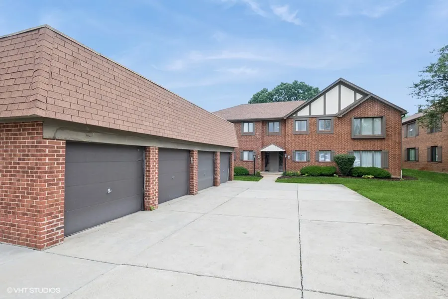 48 Parliament Drive W 132 IL