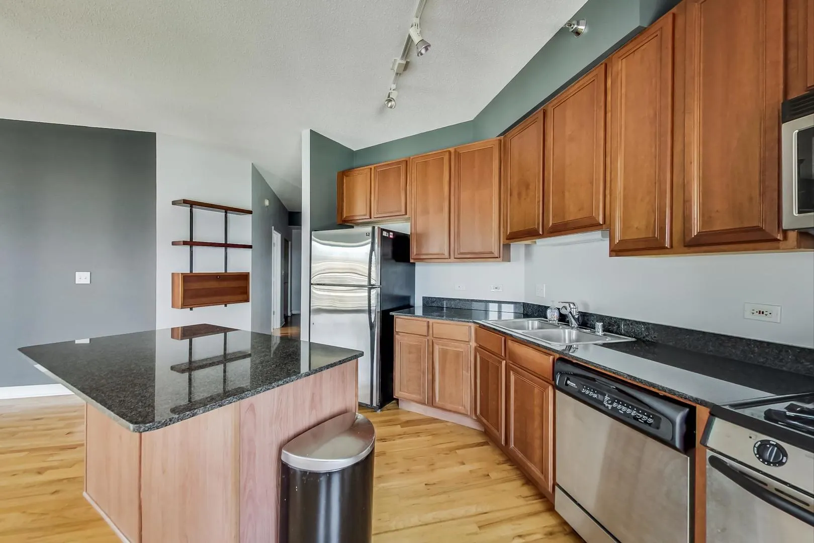 41 E 8th Street 1807 IL