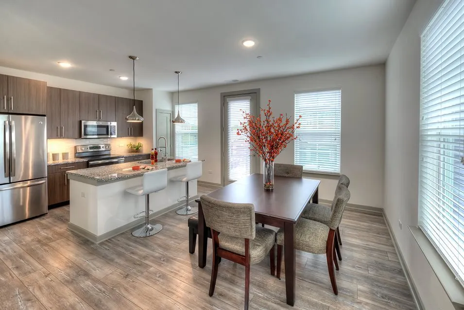 662 E Algonquin Road 5102 IL