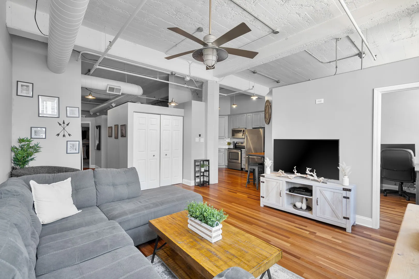 124 W Polk Street 905 IL