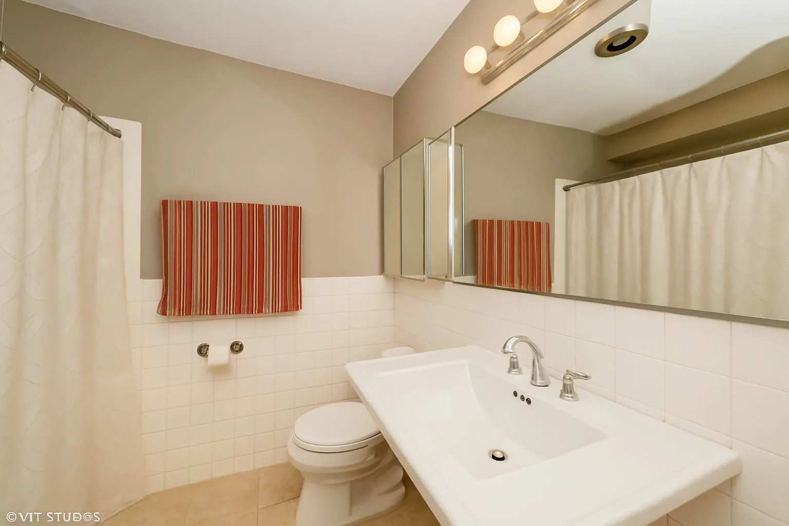 4250 N Marine Drive 1511 IL