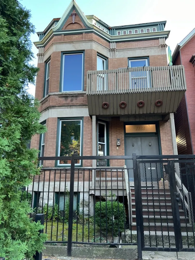 1123 W Addison Street IL