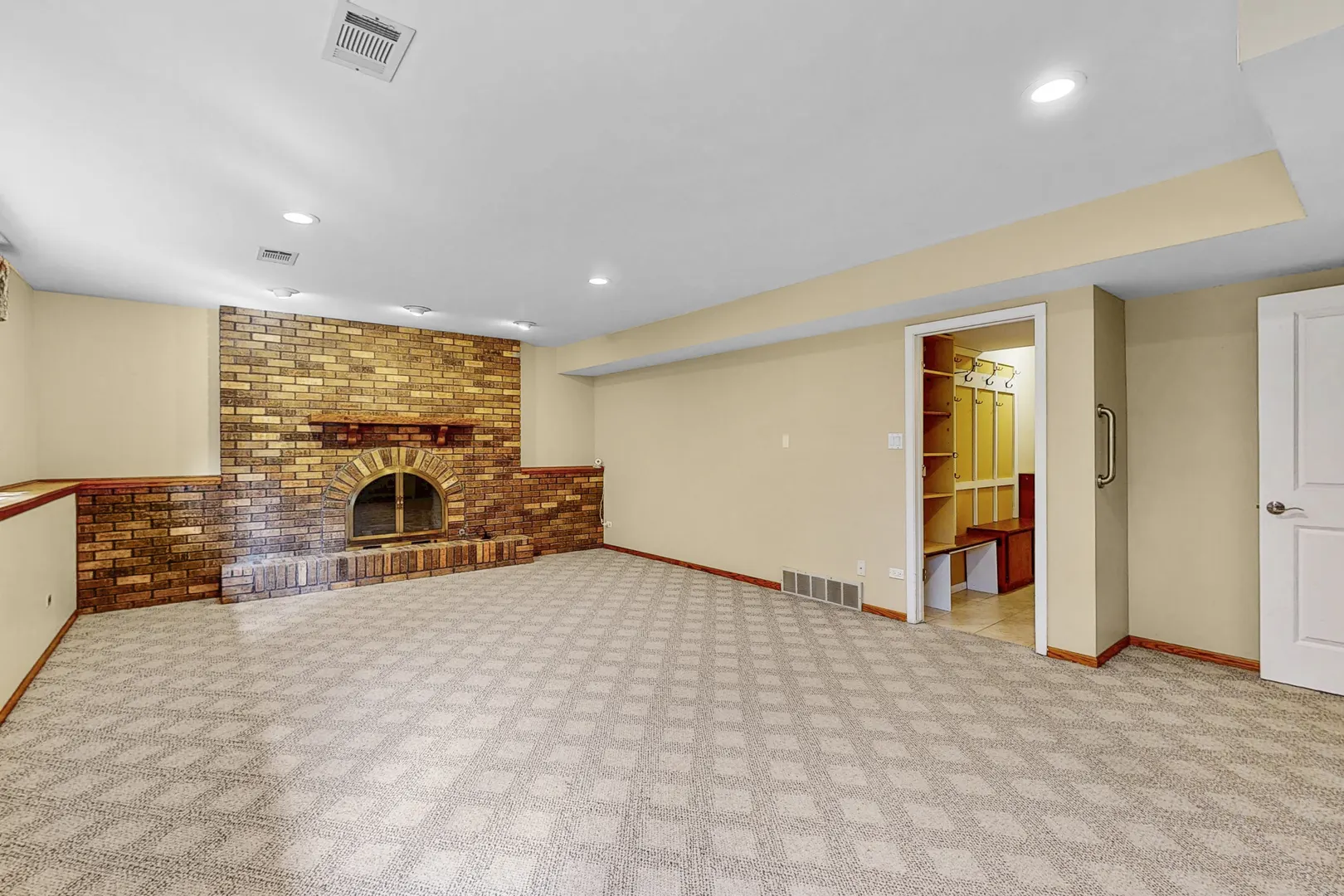 929 W Surrey Road IL
