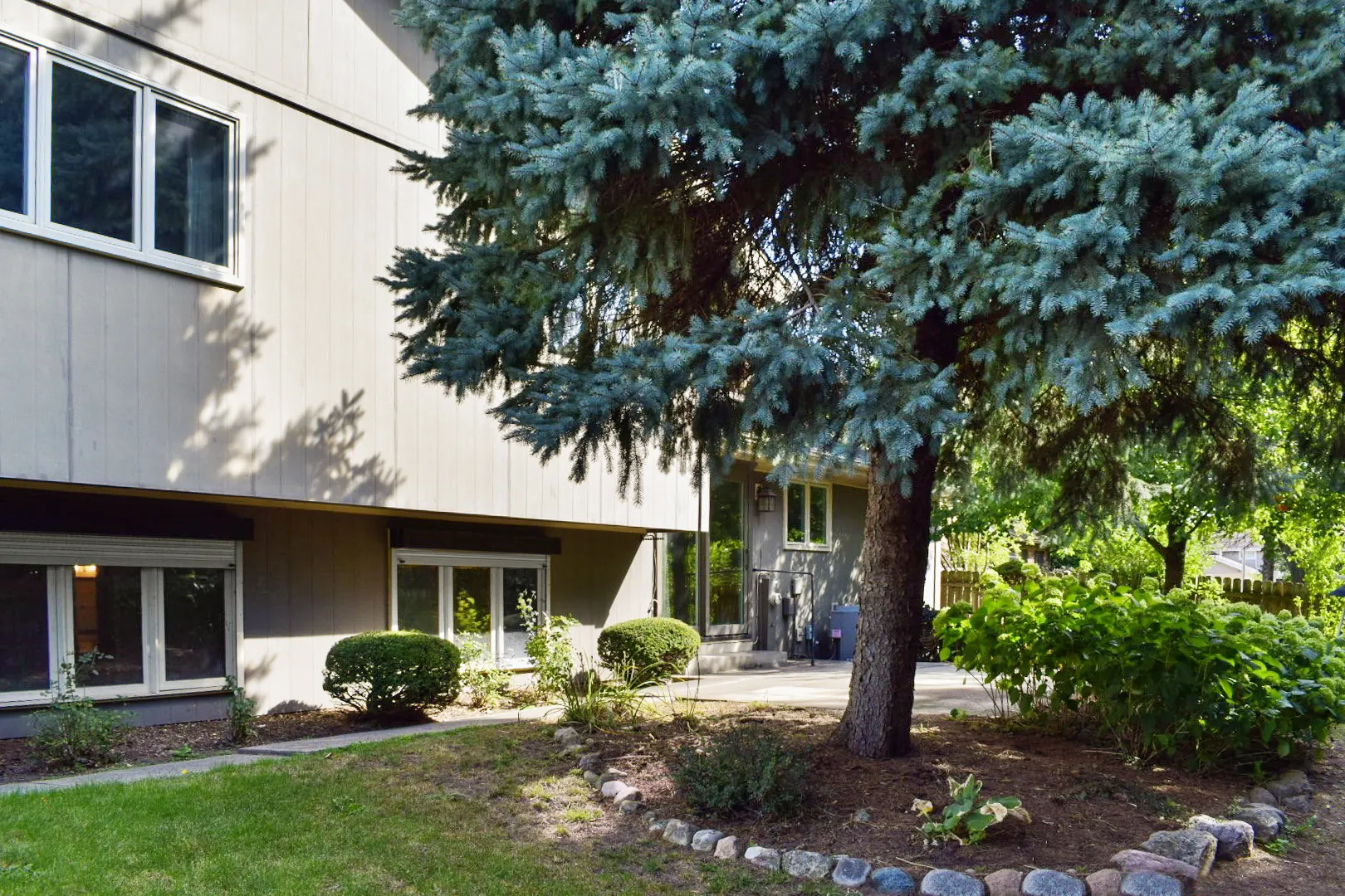 929 W Surrey Road IL