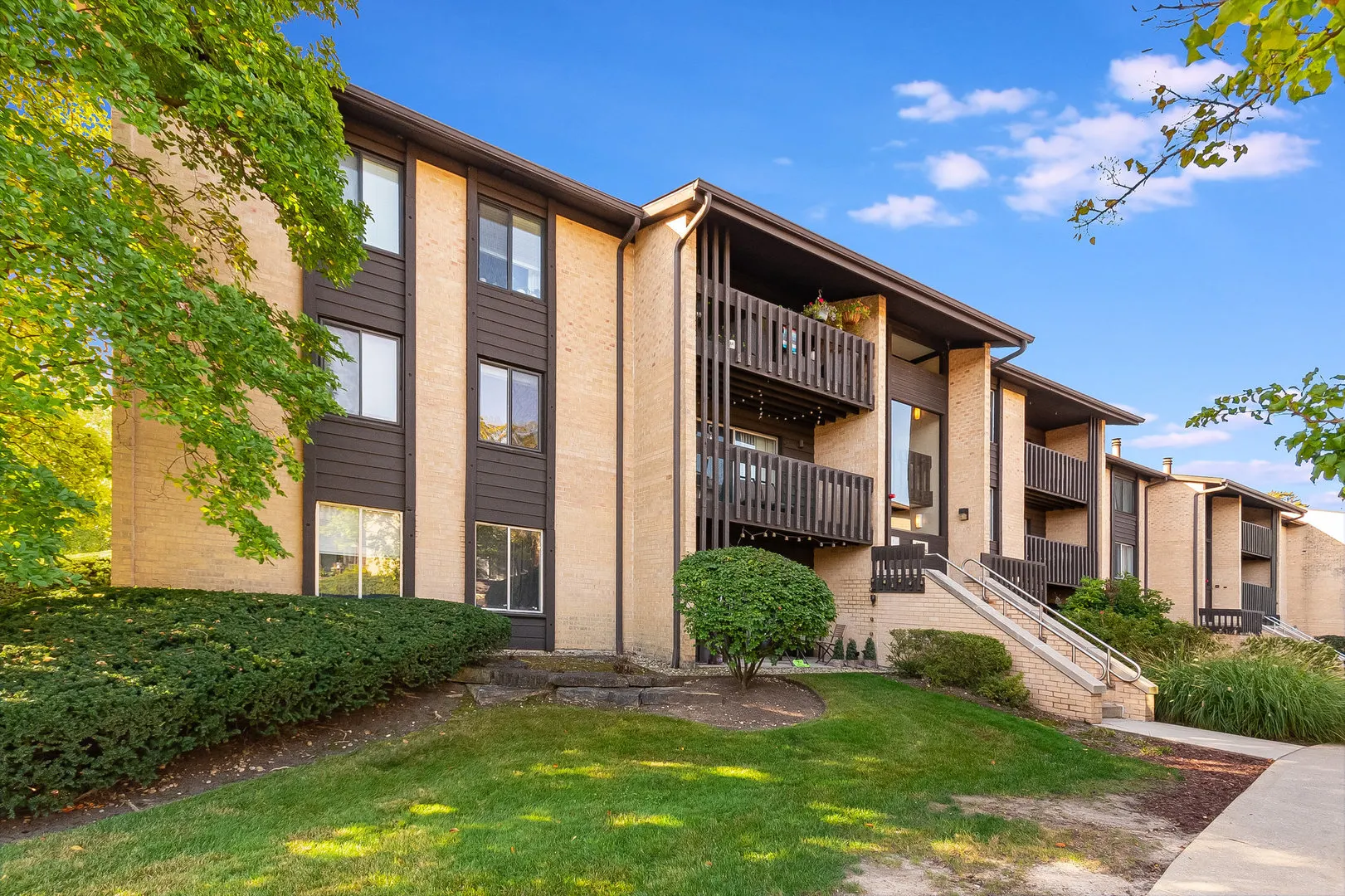 6165 Knoll Wood Court 302 IL