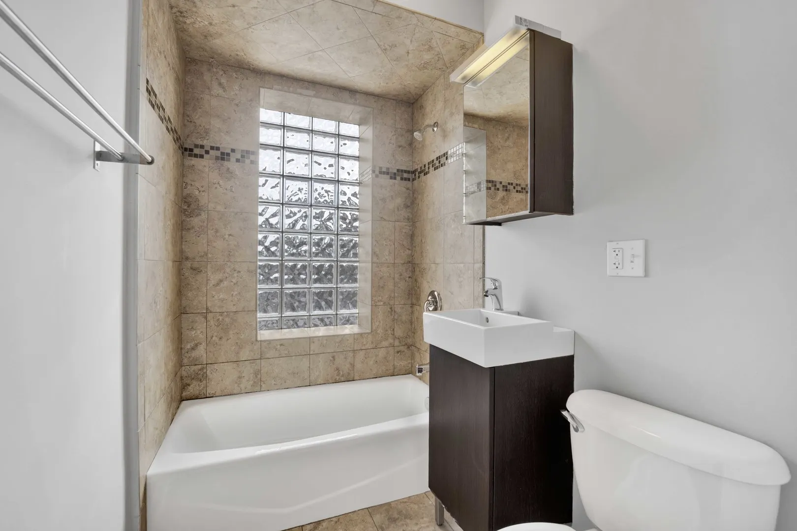 414 W Walnut Street 208 IL