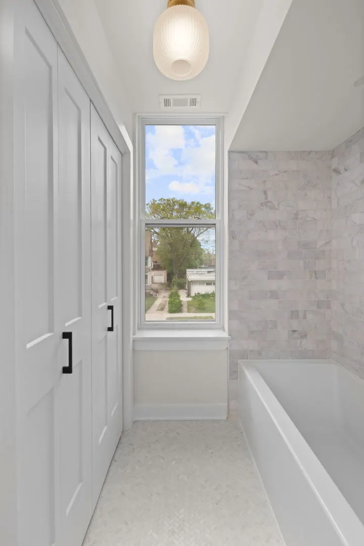 1025 E 48th Street IL