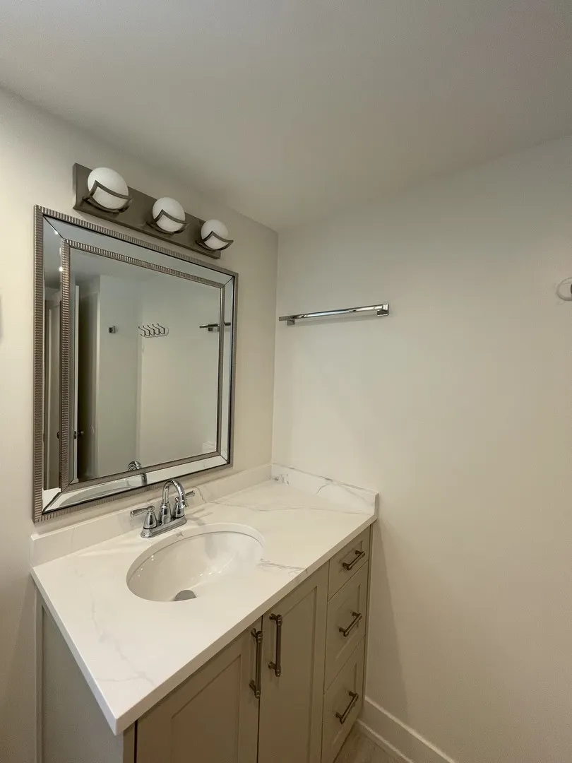 3659 W Eddy Street GF IL