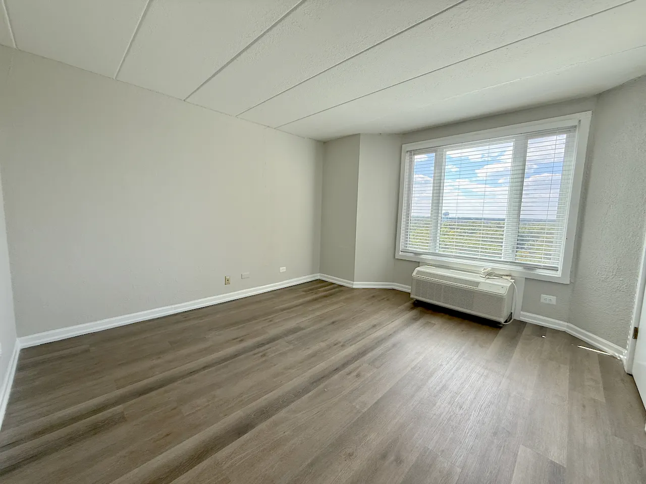 1 Renaissance Place 906 IL