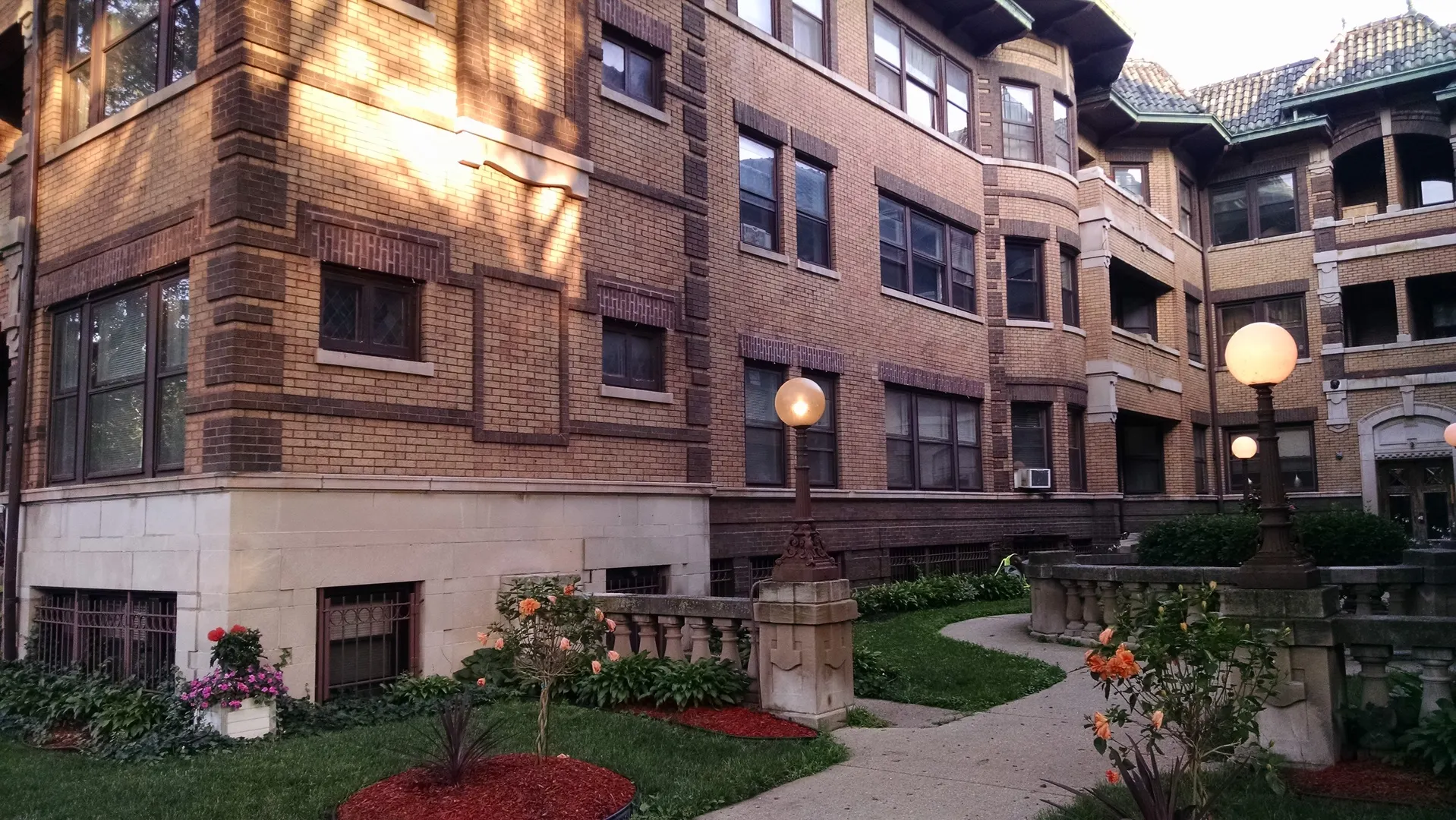 947 E Hyde Park Boulevard 1 IL