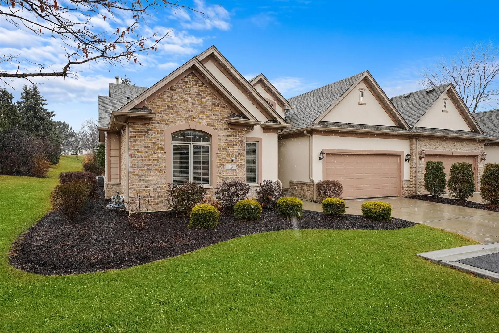 19 LAUGHRY Lane IL
