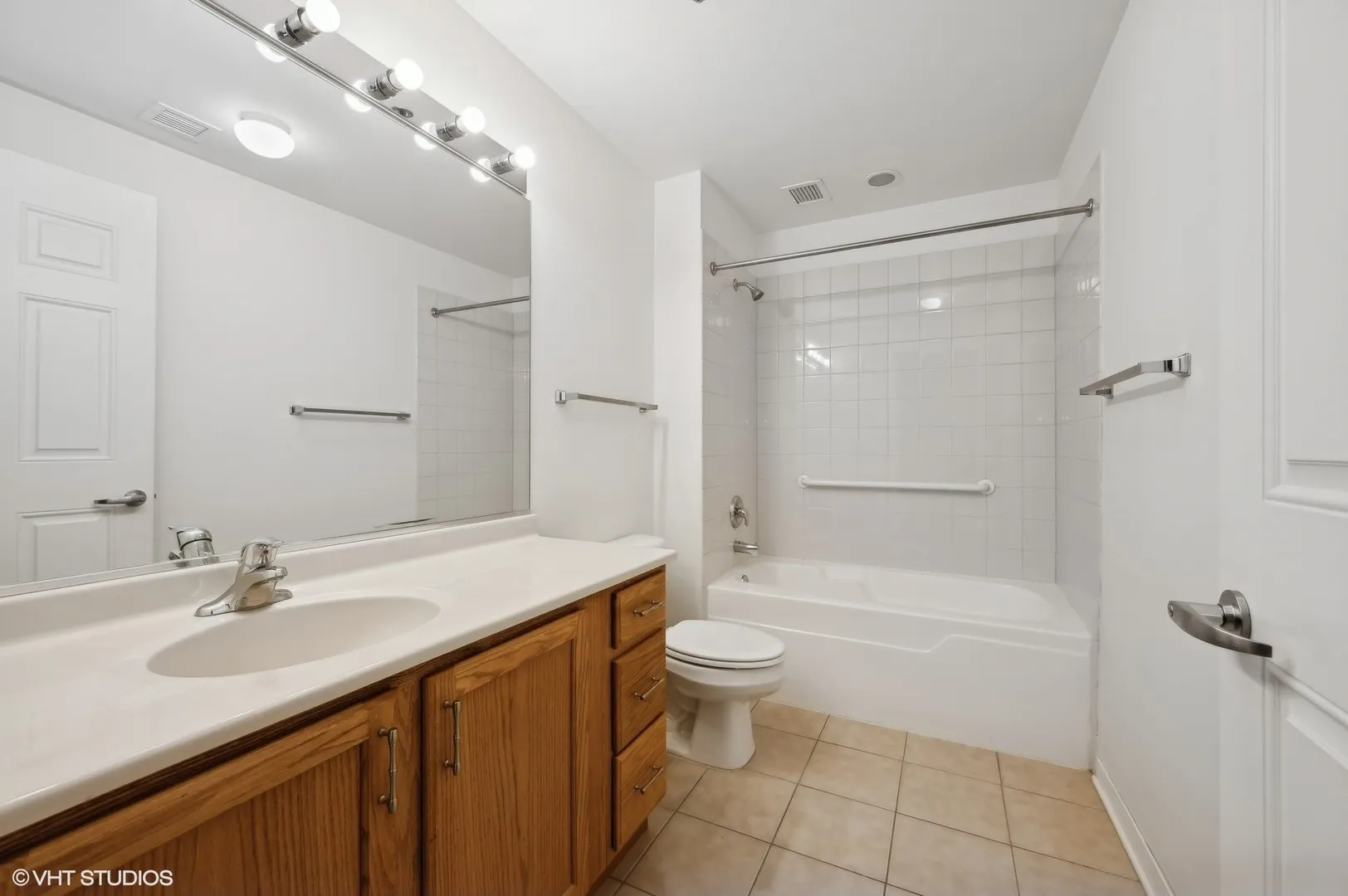 2335 W Belle Plaine Avenue 207 IL
