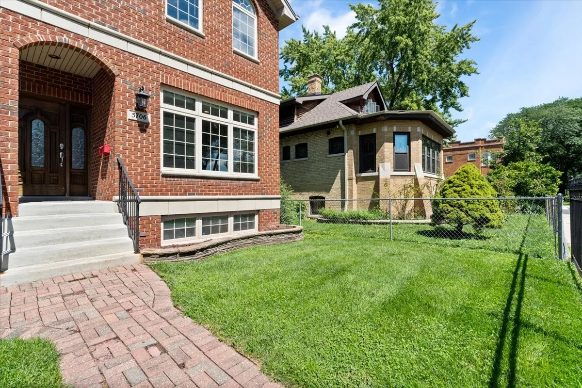 5706 W Dakin Street IL
