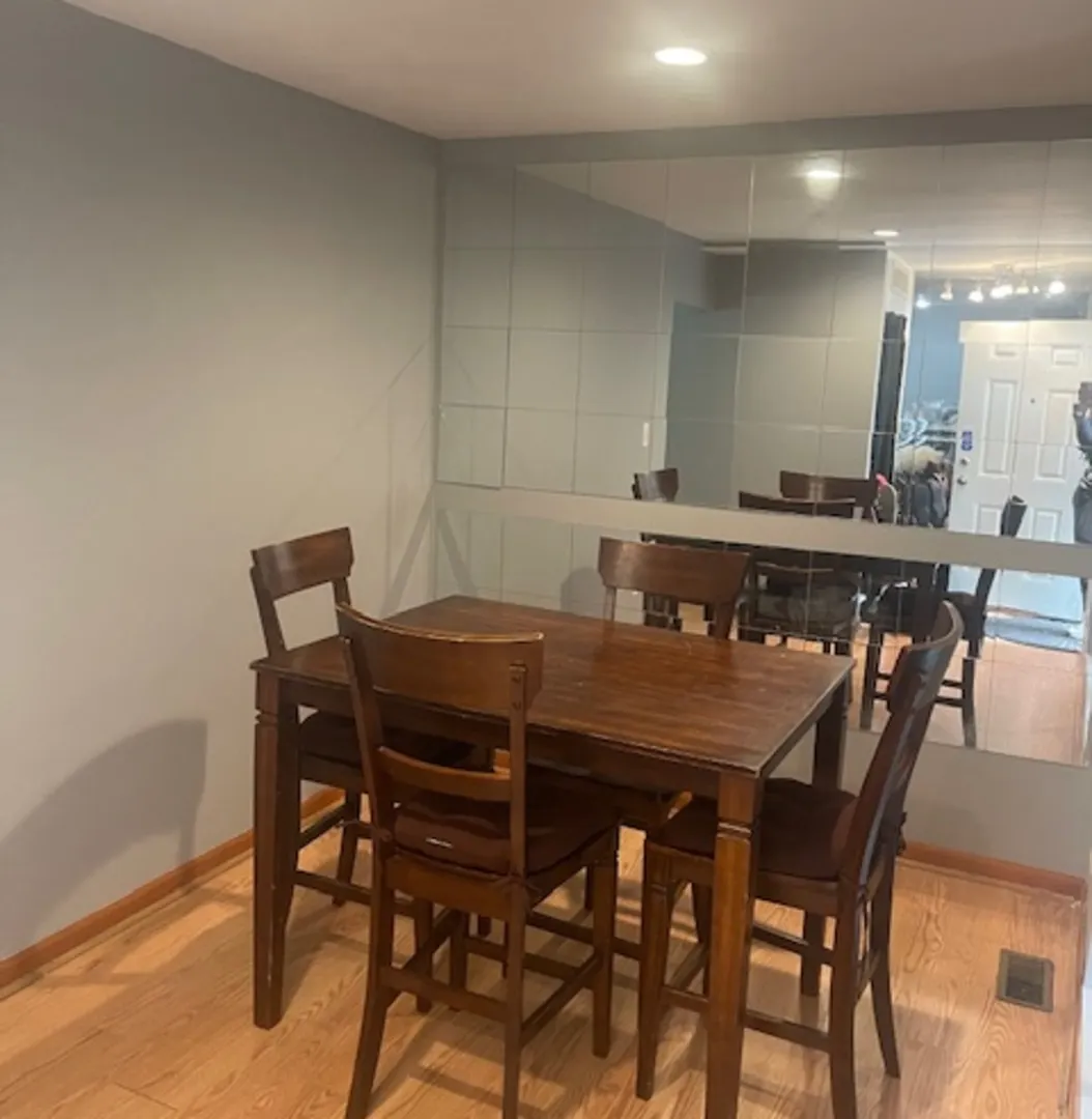 1135 Williamsburg Road IL