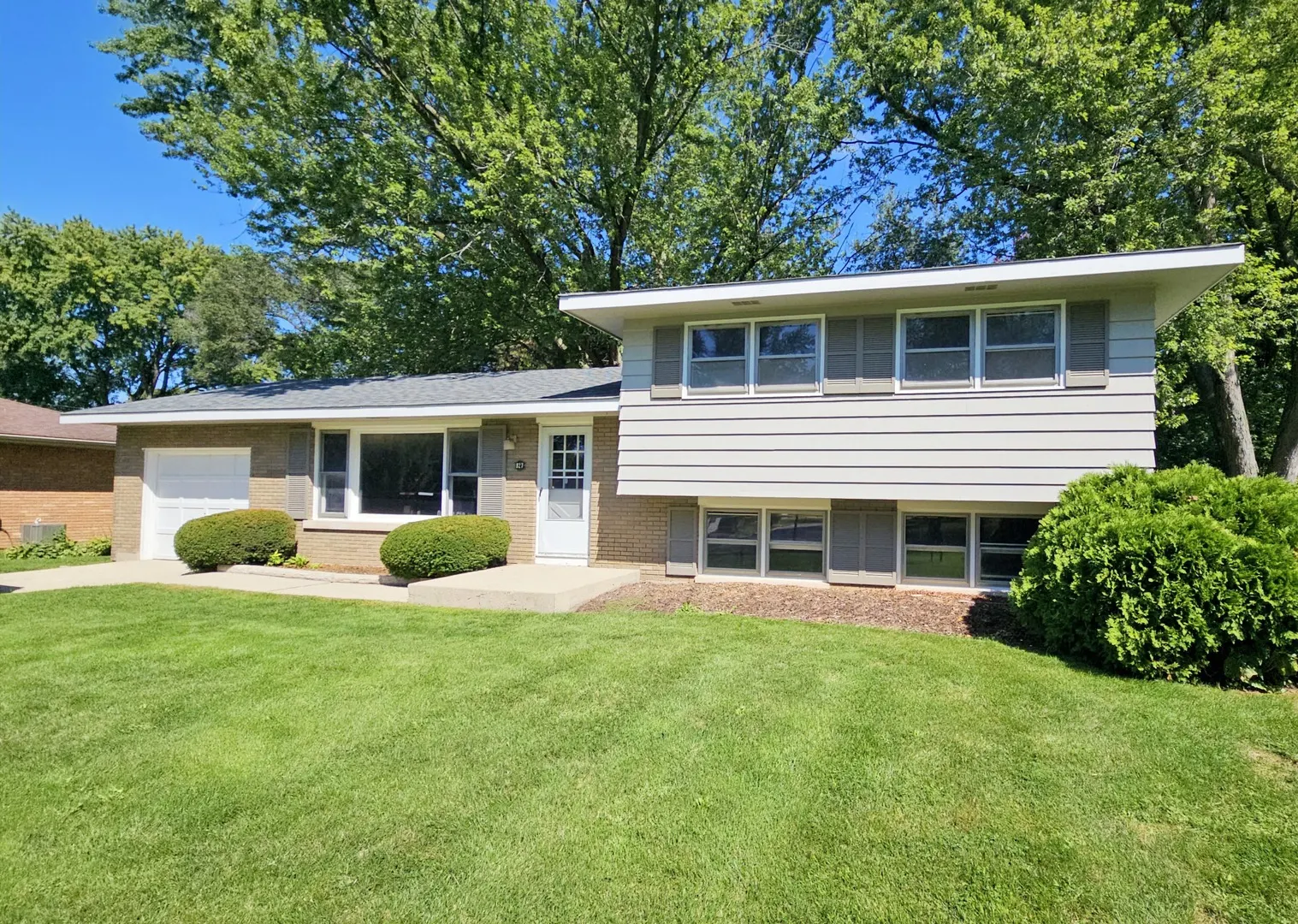 827 Balmoral Drive IL