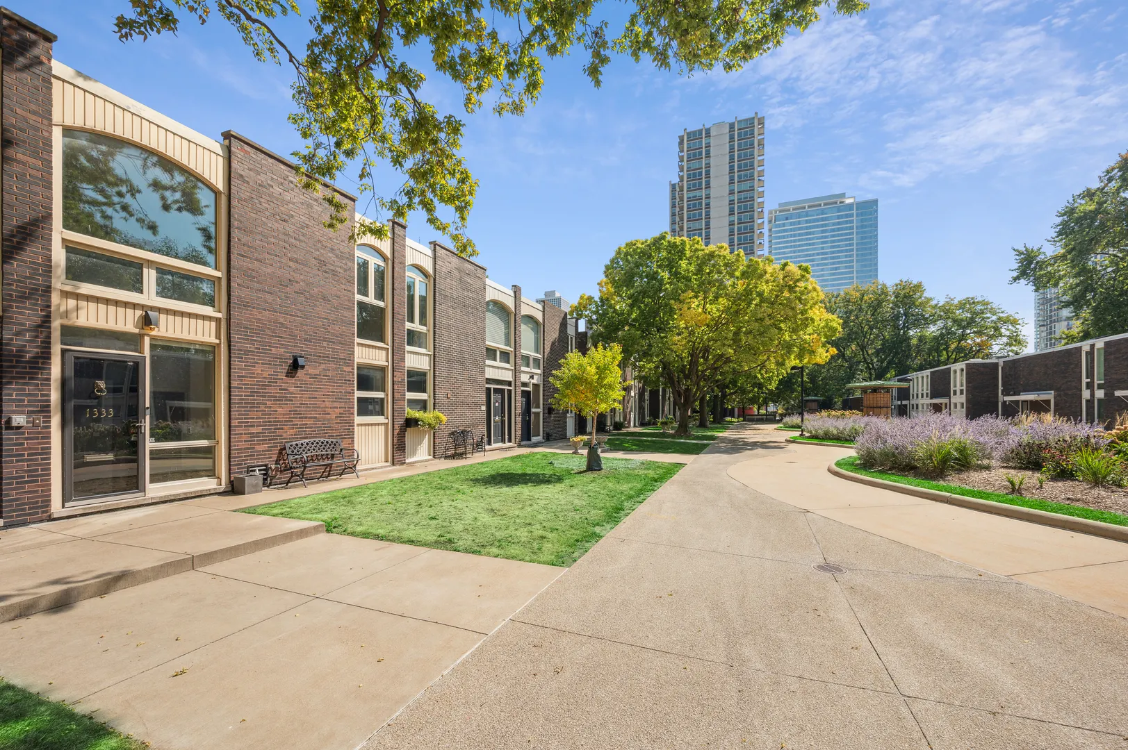 1333 N Sandburg Terrace IL