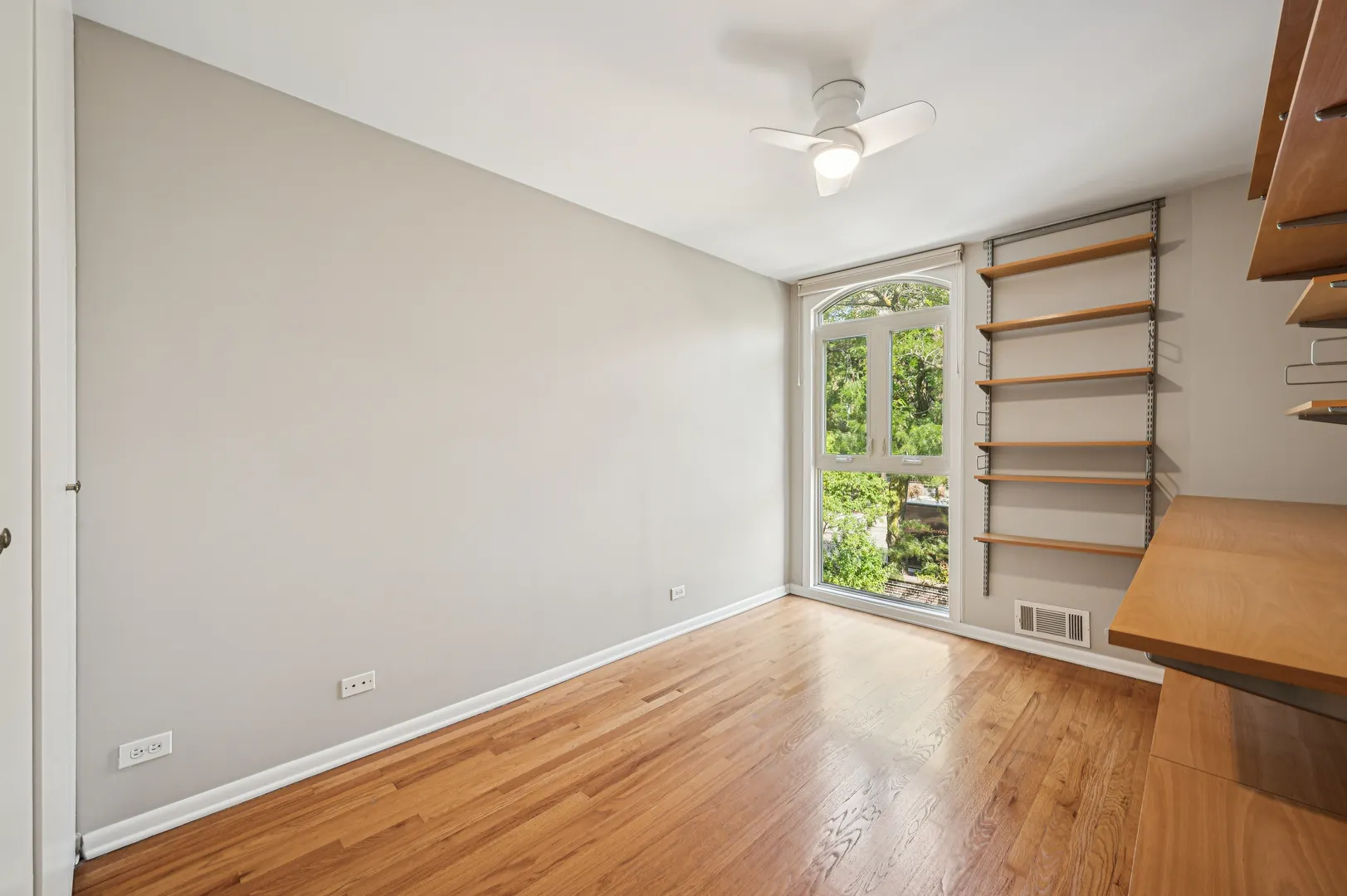 1333 N Sandburg Terrace IL